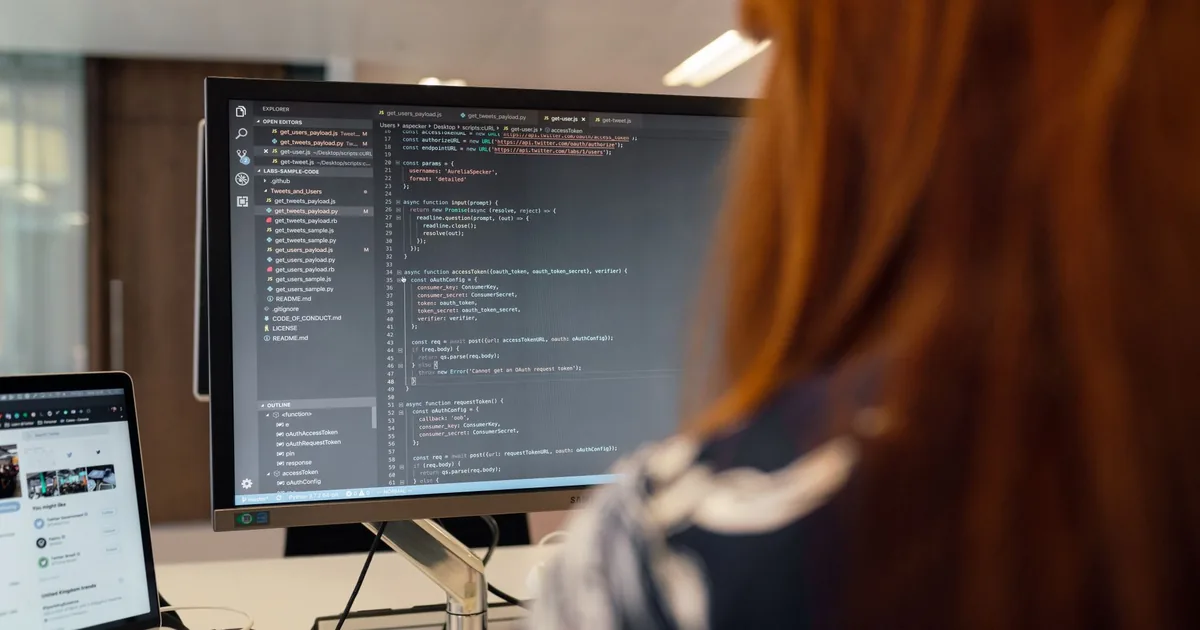 Persona revisando una implementación de automatización con supervisión humana