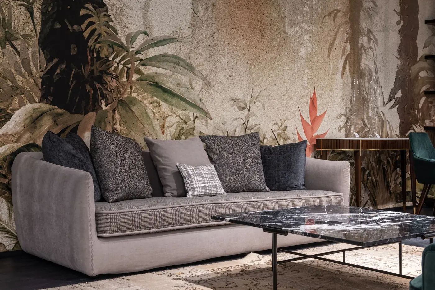 Sofá gris en living moderno, ejemplo de mueble para showroom virtual 3D