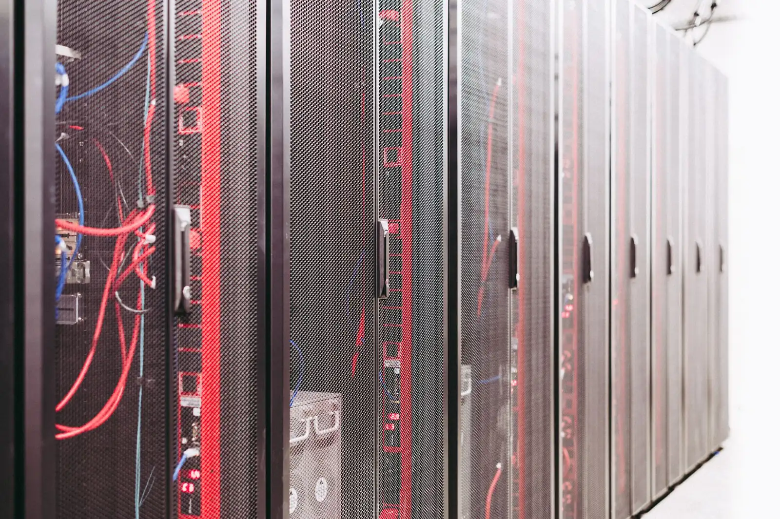 Pasillo de centro de datos con racks de servidores