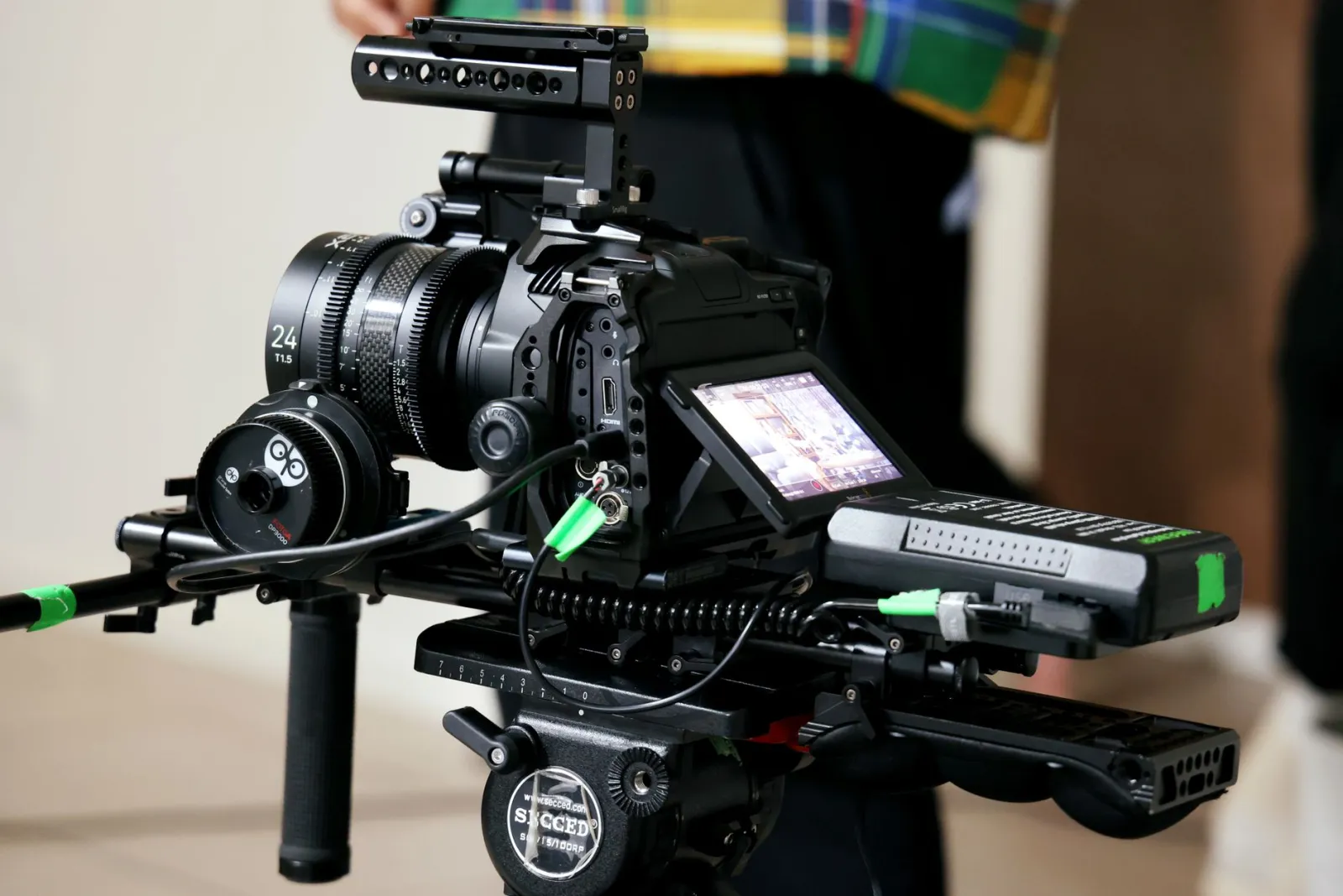 Cámara de cine profesional montada en un set de filmación