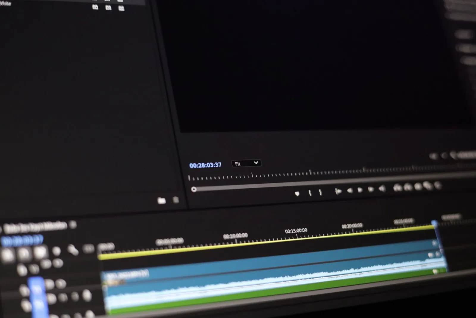 Línea de tiempo de edición de video en un software profesional